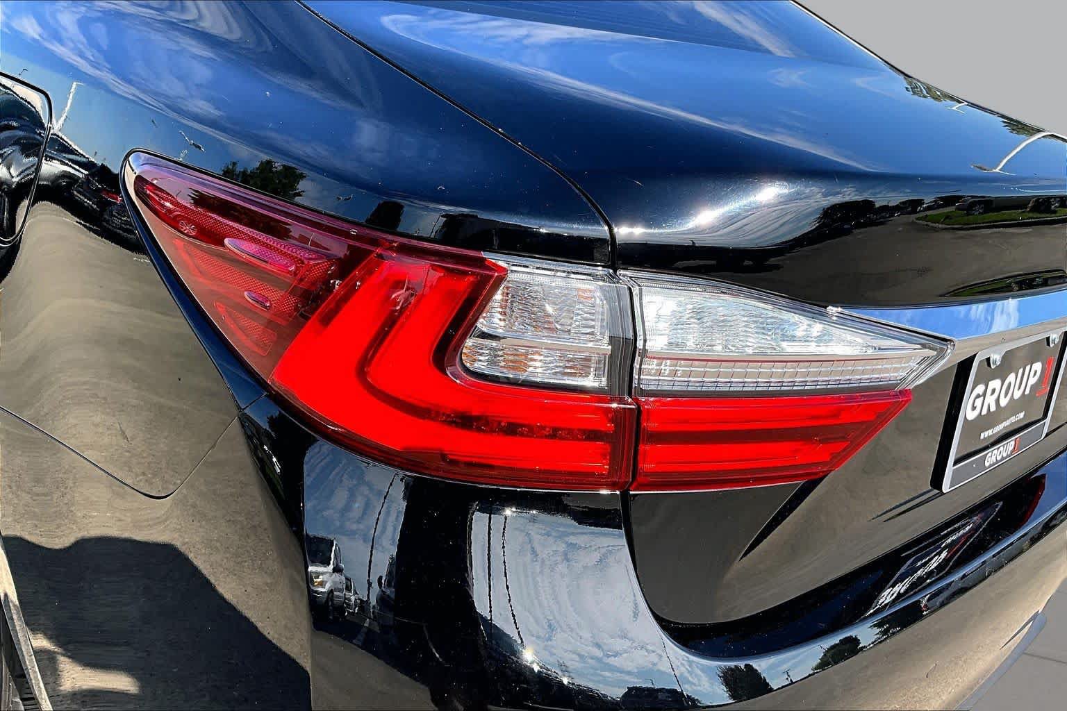 Used 2018 Lexus ES 350 w/ Luxury Package w/Wood Trim FWD image 26