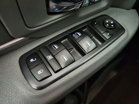 Used 2017 RAM 1500 Classic SLT AWD/4WD image 16