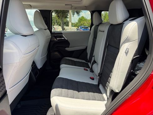 New 2025 Mitsubishi Outlander SE image 15