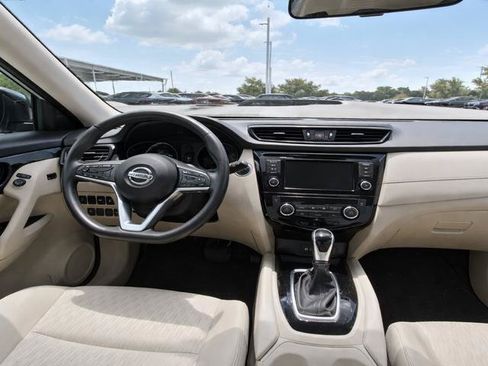 Used 2018 Nissan Rogue SV w/ Premium Package FWD image 9