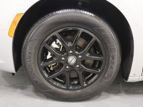 Certified 2024 Chrysler Pacifica Touring-L FWD image 25
