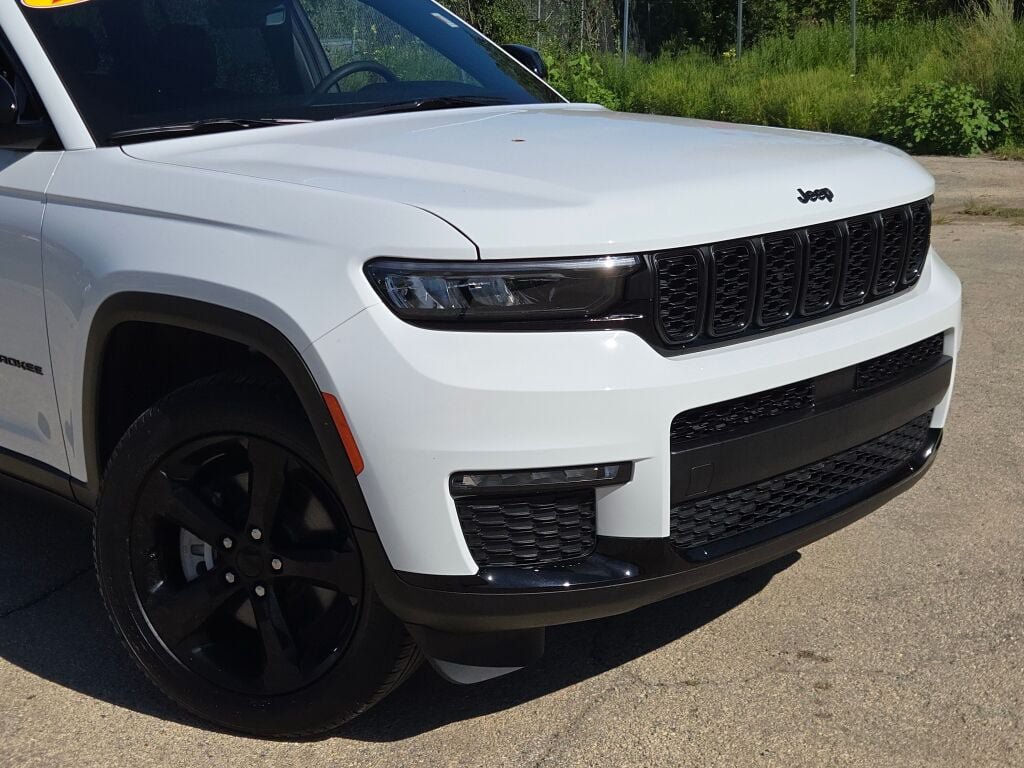 Certified 2025 Jeep Grand Cherokee L Limited w/ Black Appearance Package AWD/4WD image 4