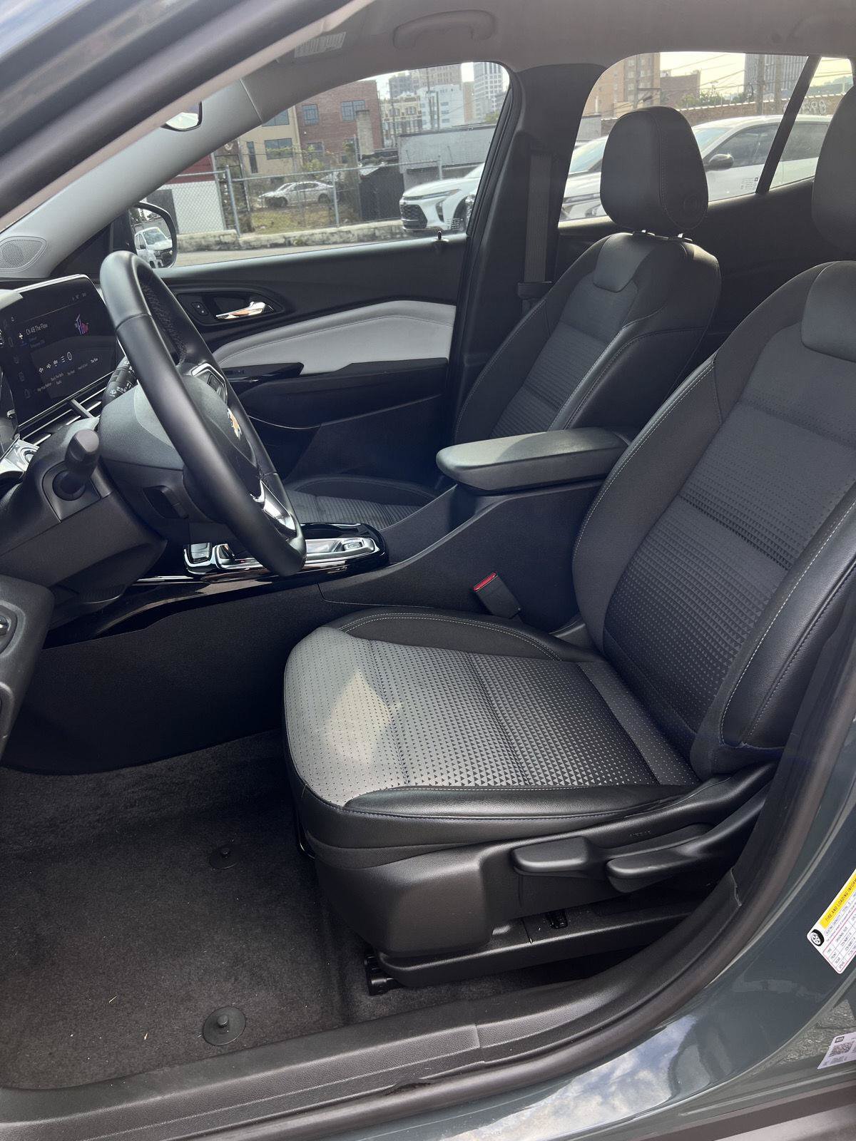 Used 2025 Chevrolet Trax LT w/ Driver Confidence Package FWD image 4