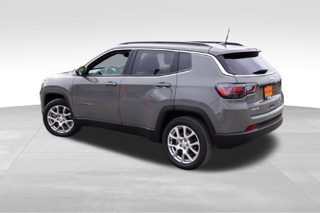 Used 2023 Jeep Compass Latitude w/ Sun and Sound Group AWD/4WD image 8