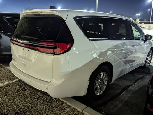 Used 2025 Chrysler Pacifica Select FWD image 4