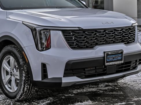 Used 2025 Kia Sorento LX image 11