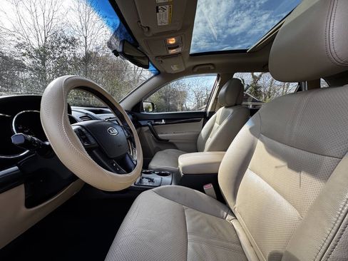 Used 2011 Kia Sorento EX w/ Premium Pkg image 12