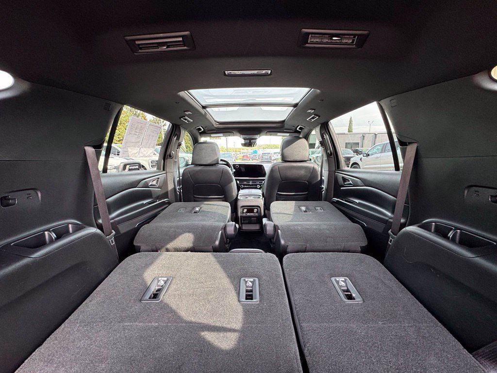 Used 2024 Chevrolet Traverse RS AWD/4WD image 44