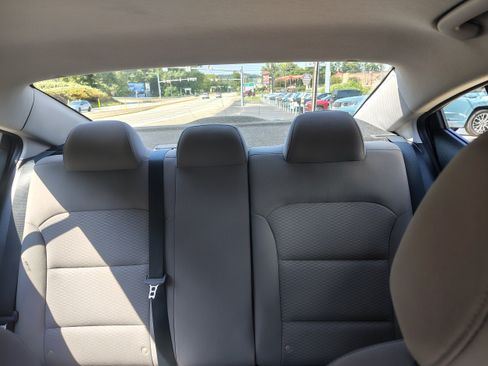 Used 2020 Hyundai Elantra SE FWD image 16