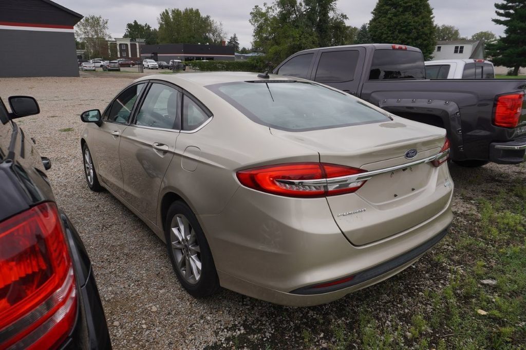 Used 2017 Ford Fusion SE FWD image 5