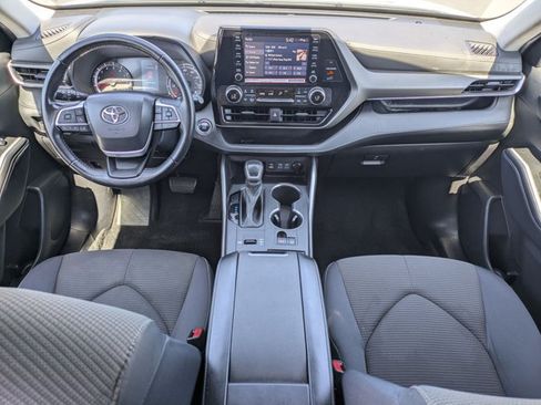 Used 2022 Toyota Highlander LE FWD image 17
