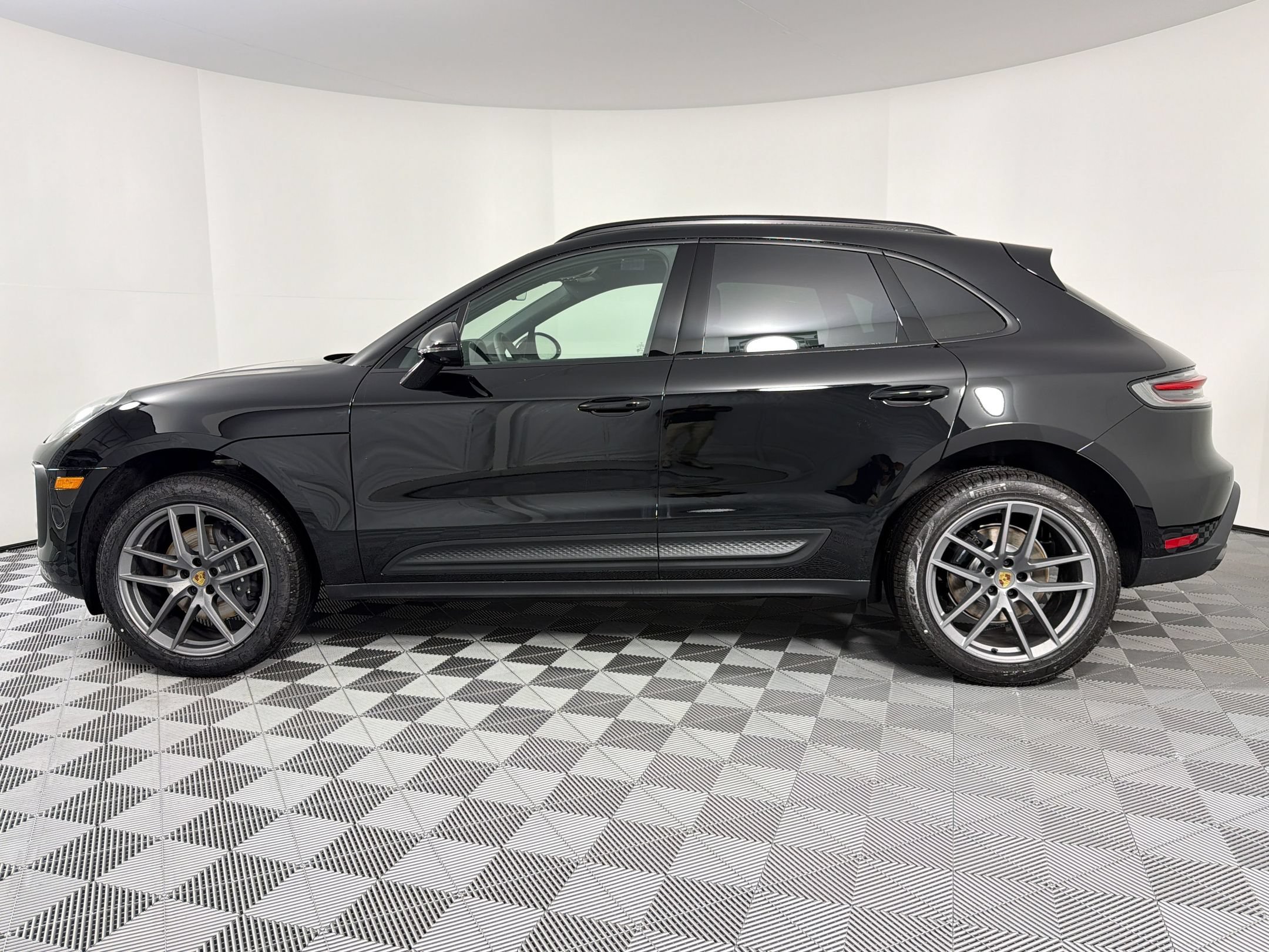 Certified 2026 Porsche Macan AWD/4WD image 2