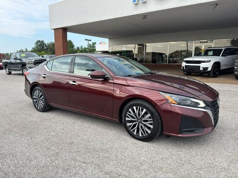 Used 2023 Nissan Altima 2.5 SV w/ SV Premium Package FWD image 3