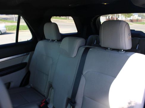 Used 2018 Ford Explorer XLT AWD/4WD image 14