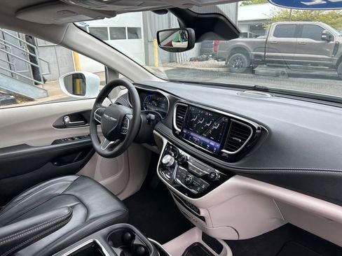 Used 2022 Chrysler Pacifica Touring-L FWD image 34