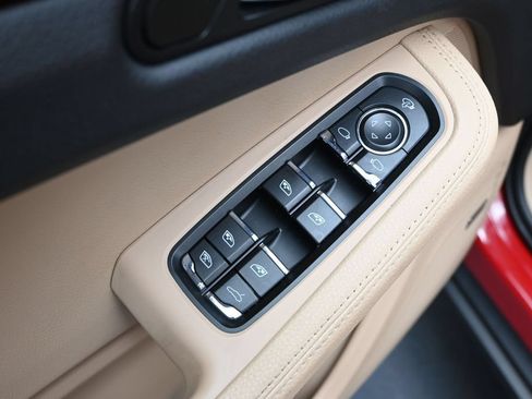Certified 2024 Porsche Macan AWD/4WD image 9