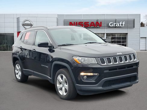 Used 2018 Jeep Compass Latitude w/ Popular Equipment Group AWD/4WD image 2