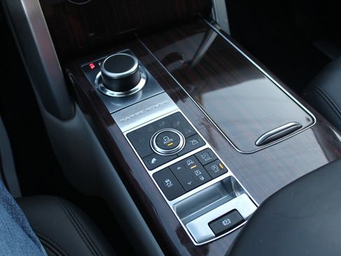 Used 2015 Land Rover Range Rover HSE image 8