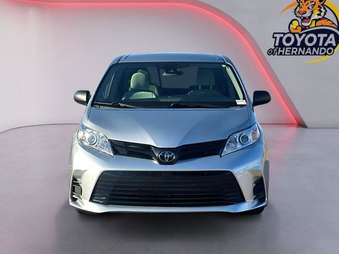 Used 2020 Toyota Sienna L image 2