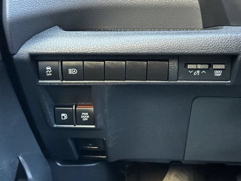 Used 2022 Toyota Sienna XSE FWD image 33