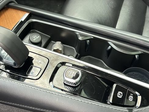 Certified 2024 Volvo XC90 T8 Plus w/ Protection Package Premier AWD/4WD image 21