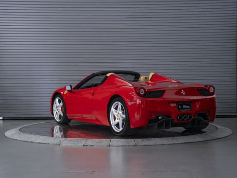 Used 2012 Ferrari 458 Spider RWD image 3