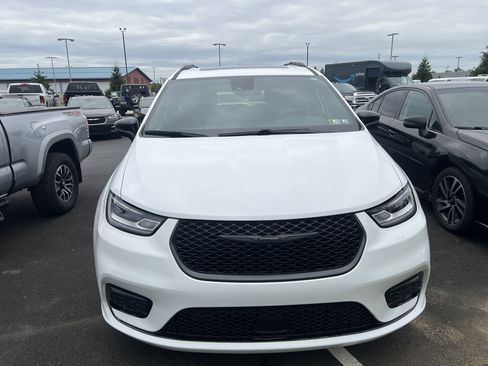 Used 2025 Chrysler Pacifica Premium FWD image 15
