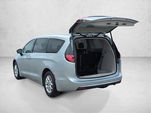 Used 2023 Chrysler Pacifica Touring-L FWD image 9