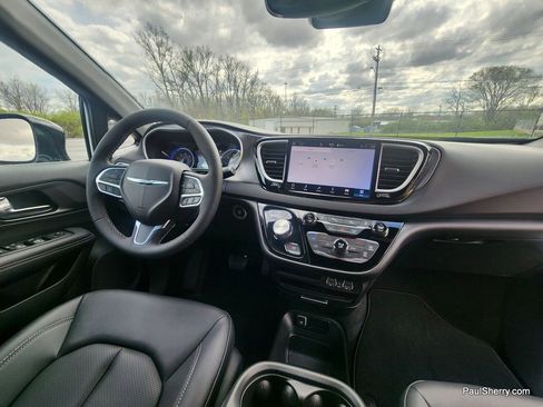 Used 2026 Chrysler Pacifica Select image 7