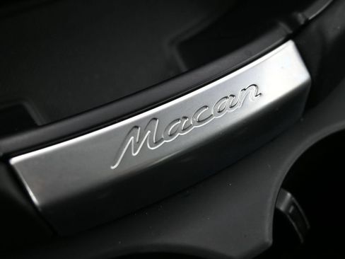 Certified 2024 Porsche Macan AWD/4WD image 18