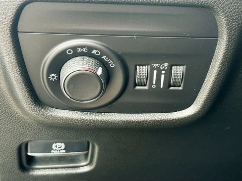 Used 2023 Jeep Grand Cherokee L Laredo RWD image 11