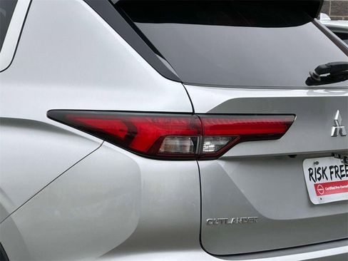 Used 2023 Mitsubishi Outlander SE image 9