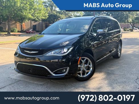 Used 2017 Chrysler Pacifica Limited FWD image 1
