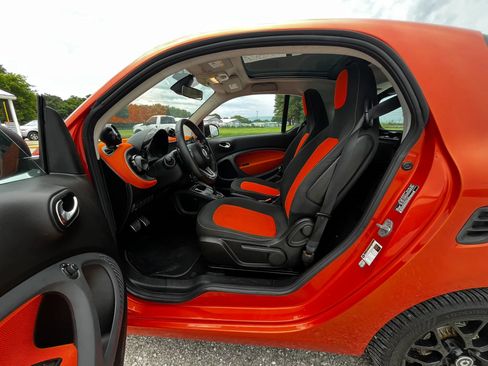 Used 2016 smart fortwo passion RWD image 9