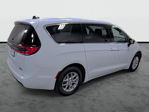 New 2026 Chrysler Pacifica Select image 4