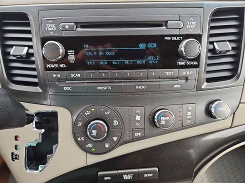 Used 2011 Toyota Sienna LE FWD image 28