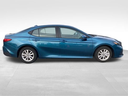 Used 2025 Toyota Camry SE image 7