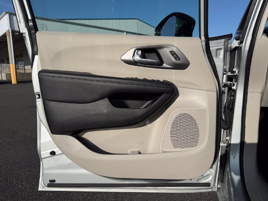 Used 2024 Chrysler Pacifica Touring-L FWD image 21