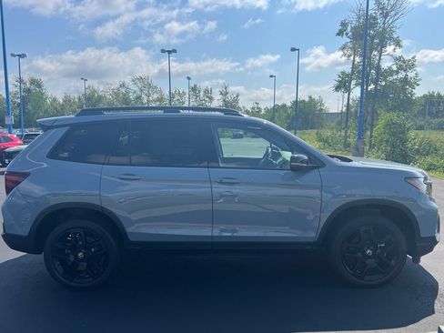 Used 2024 Honda Passport Black Edition image 4