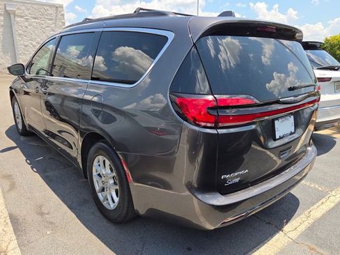 Used 2022 Chrysler Pacifica Touring-L FWD image 8