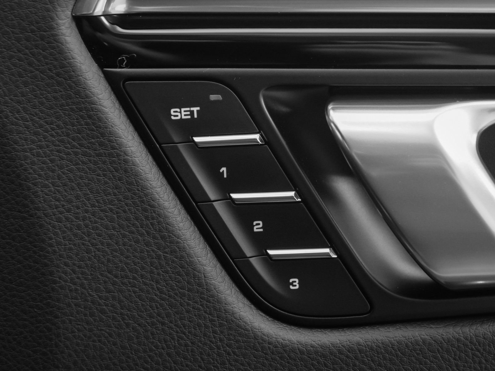 Certified 2025 Porsche Macan AWD/4WD image 21