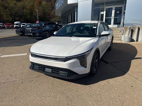 New 2025 Kia K4 LXS image 3