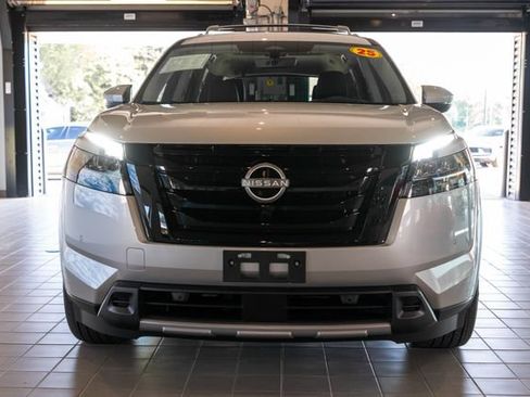 Used 2025 Nissan Pathfinder Platinum w/ Black Appearance Package AWD/4WD image 2
