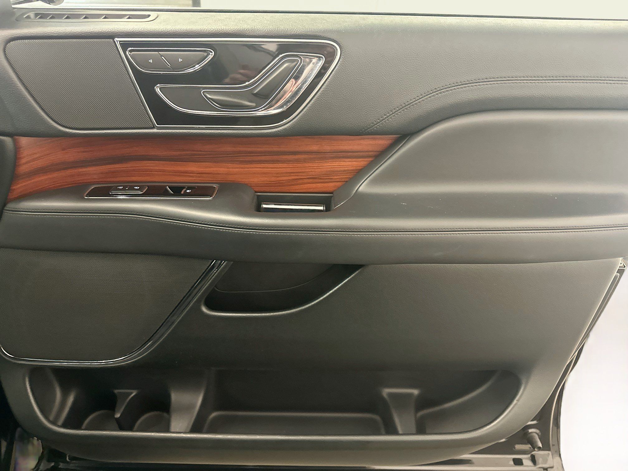 Used 2024 Lincoln Navigator Premiere AWD/4WD image 35