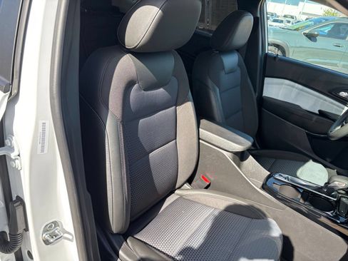 Used 2025 Chevrolet Trax LT FWD image 35
