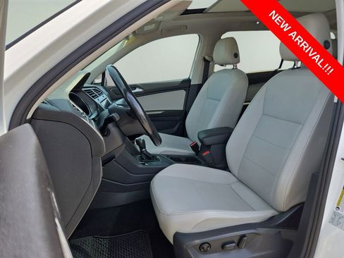 Used 2018 Volkswagen Tiguan SE w/ Panoramic Sunroof Package FWD image 15