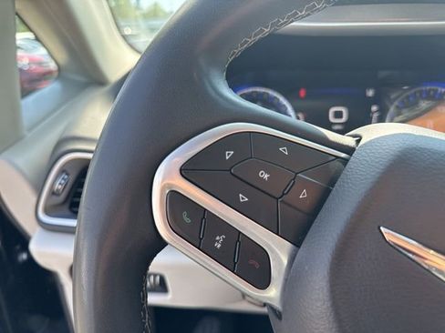 Used 2023 Chrysler Pacifica Touring-L FWD image 22