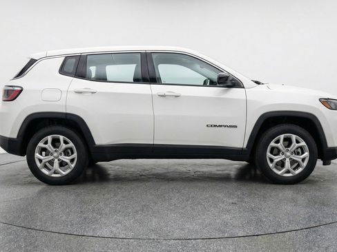 Used 2025 Jeep Compass Latitude image 11