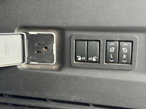 Used 2022 GMC Yukon XL Denali w/ Denali Ultimate Package image 15