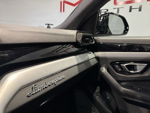 Used 2020 Lamborghini Urus image 19